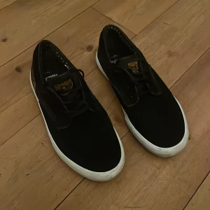 Svarta mocka sneakers - Jättesnygga sneakers i svart mocka! Andvända men i mycket bra skick, inga defekter!