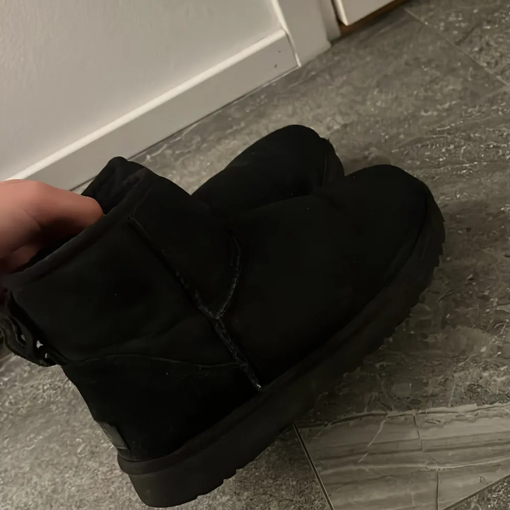 Svarta äkta uggs skor som inte längre kommer till användning. Använd en vinter. . Skor.