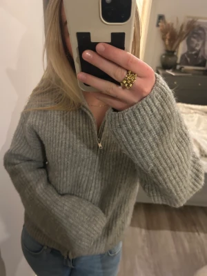 Bikbok kofta - Säljer denna snygga kofta/cardigan från bikbok. Säljer för att den tyvärr inte kommer till användning längre. Den är i bra skick men lite lite nopprig😍