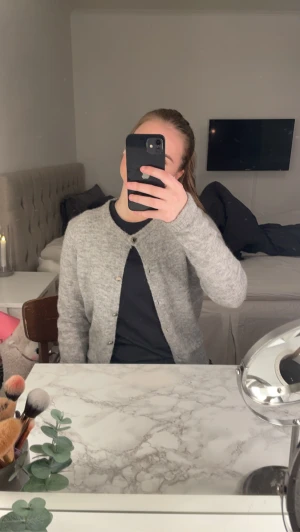 Stickad kofta - Säljer nu min supersöta stickade kofta ifrån holly and whyte (lindex), då den tyvärr inte riktigt är min stil längre. Köpt för 299kr på lindex butik