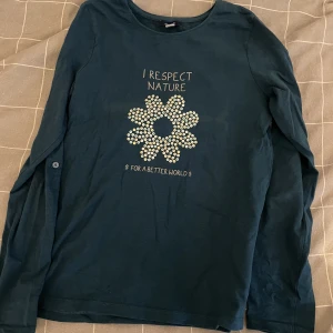 Tröja - Säljer denna superfina tröja köpt i USA för några år sedan💞 är använd väldigt sparsamt och är i mycket bra skick, och man kan även rulla upp armarna som man kan se på sista bilden🌟 vid funderingar skriv gärna privat💘