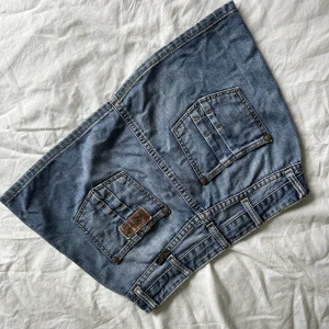 Wrangler jeanskjol  - Säljer denna jättesnygga jeanskjol den Wrangler storlek 27