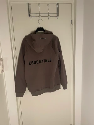 Essentials zip hoodie - Essentials hoodie allt og med Köpte från Plick och den passar inte därför säljs den con 10/10 dswt
