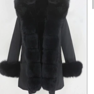 Parka jacka äkta päls  - Hej! Jag säljer min Parka jacka som är storlek S! Ord pris 4900 kr. Äkta päls. Om du vill ha bilder skriv bara till mig❤️ har använt den ganska många gånger den är lite sönder vid luvan och vid pälsen där framme men det är inget man märker.