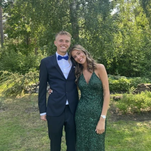 Balklänning  - Säljer nu min balklänning. Den är ifrån dressroom och kostade 5000 kronor.  saknar några paljetter längst ner på släpet men inget man tänker på. Finns extra paljetter. Den är storlek XXXS men passar mig som är XS i vanliga fall. Skriv för mer info o bilde