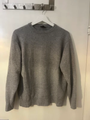 100% cashmere tröja grå - 100% cashmere tröja i nyskick, i storlek S och passar någon runt 176.  Märket är real cashmere, stilig tröja 