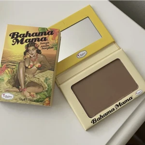 Bahama mama bronzer  - Säljer denna helt oanvända bronzer (oöppnad förpackning) eftersom jag köpte den men sedan köpte massa andra och den kom ej till användning! Denna variant är den som man även får lite glow av. Köpt för ca 200 säljer för 95kr!! 