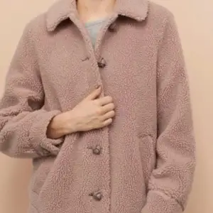 Jacka från H&M, modell Hm Trend.  Storlek: 36 Material: Polyester, akryl Använd, men utan anmärkning.  Kommentar från säljaren: Oversized. Lavendel-lila