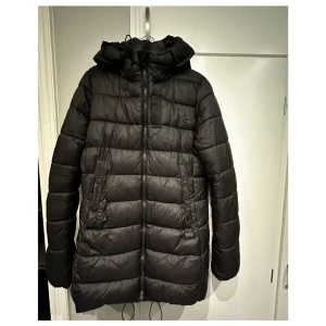 G-star jacka - Säljer denna g-star jacka, den är i bra skick. Nypris ligger runt 2000-3000kr. Jackan är i storlek L men är liten i storleken jag skulle säga att den känns som en M, jag är 163cm lång.