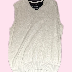 Beige väst - Säljer denna beiga väst då jag aldrig använder den, den är använd cirka 3 ggr. 