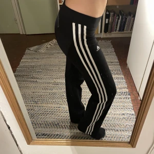 Adidas yogapants - Ett par flared adidas yogapants med lågmidja. Oanvända men saknar lapp. Storlek S.