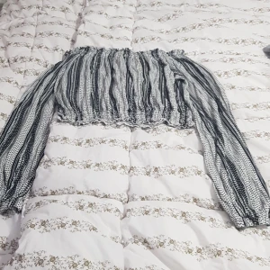 off shoulder topp - Jag säljer off shoulder topp som är i fin skick storlek nummer inte kvar men jag tror den passar till storlek S. Köparen står för frakt. 