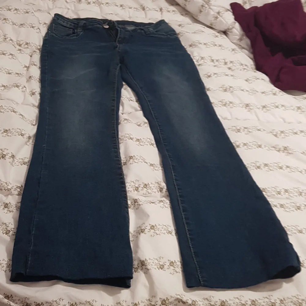 Jag säljer min low waist bootcut jeans som jag köpte från shein i storlek L. Den är i jätte bra skick. Köparen står för frakt. Jeans & Byxor.