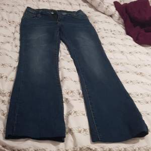Jag säljer min low waist bootcut jeans som jag köpte från shein i storlek L. Den är i jätte bra skick. Köparen står för frakt