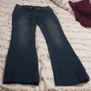 Jeans - Jag säljer min low waist bootcut jeans som jag köpte från shein i storlek L. Den är i jätte bra skick. Köparen står för frakt