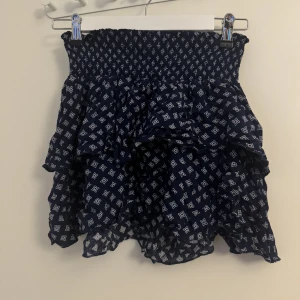 Minikjol - En minikjol från H&M i storlek 40. Kort kjol med resår i midjan så den skulle passa mindre storlekar bra som lågmidjad kjol.