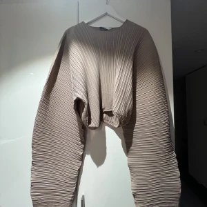 Blus med vida ärmar  - Säljer denna blus från stylein, använd en gång så den är i väldigt bra skick. Nypris var 1420kr. Priset kan diskuteras 