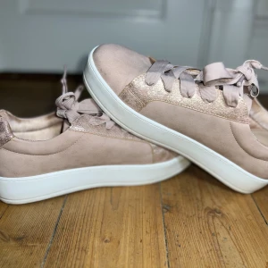 Rosa sneakers strl 39 - Fina sparsamt använda sneakers strl 39. 💕