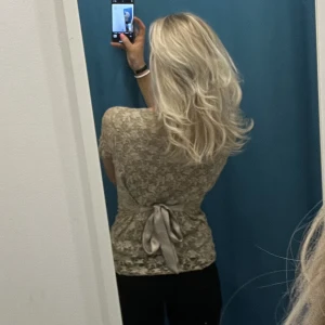 Topp - Från Kappahl i storlek m men skulle säga att den mer är som S, knytning bak, köparen står för frakten 🩷