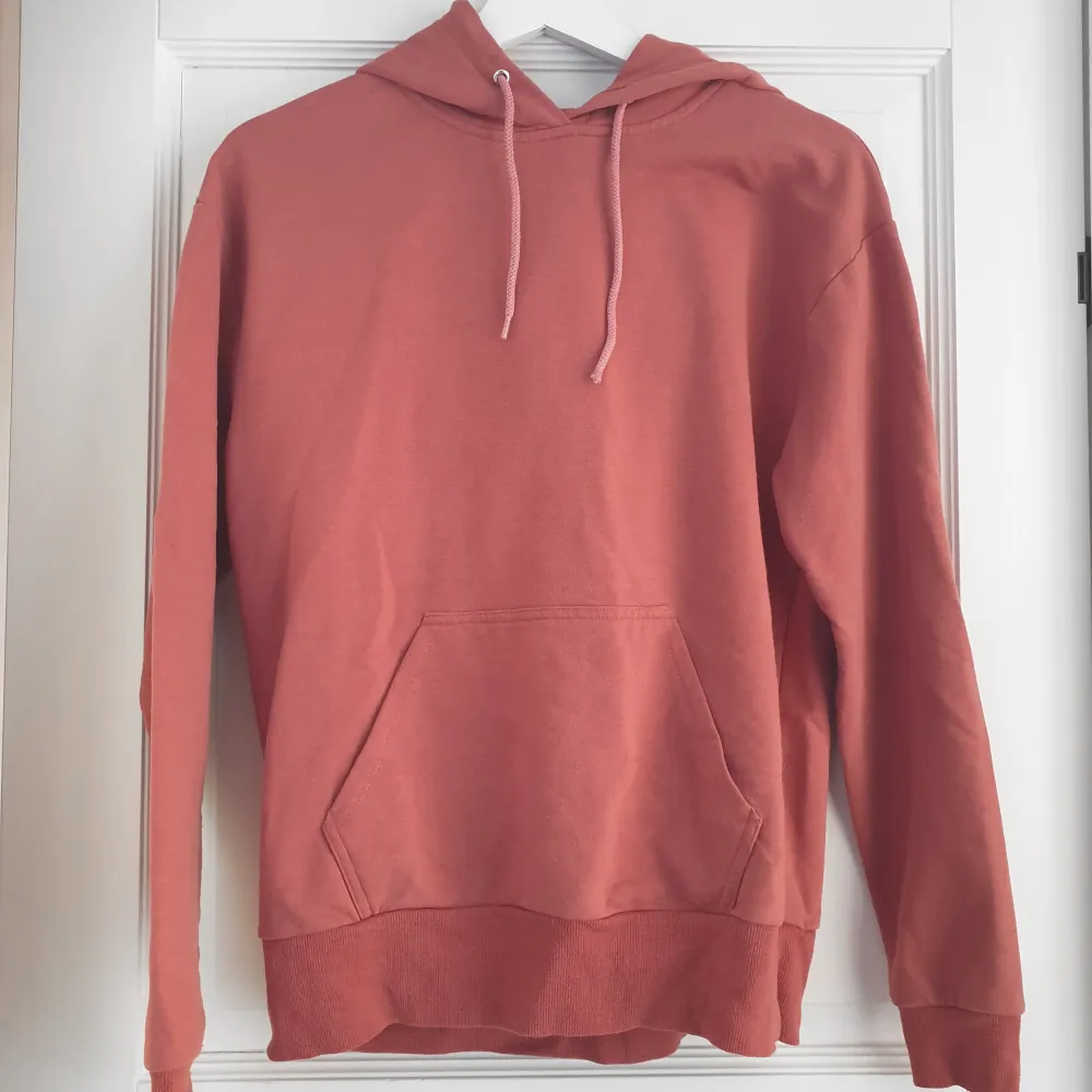 Rosa hoodie från STAY som är använd få gånger och är i fint skick. Plagget tvättas och rollas innan jag fraktar iväg 📦 Går med på billigare paketpris vid köp av flera plagg.. Hoodies.