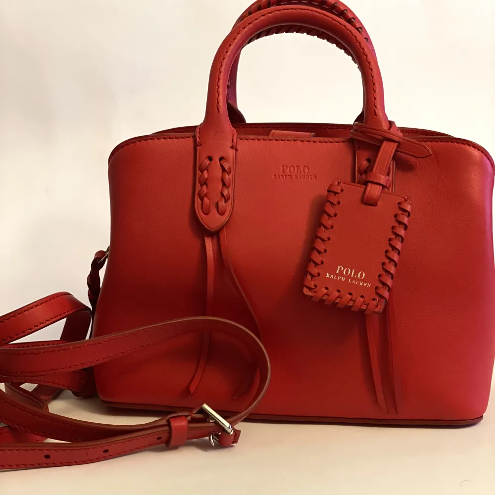 En handväska från polo ralph lauren (Mini satchel) nypris 2900 i nyskick bortsett från en liten repa i botten. Skriv vid intresse. Köpare står för frakt men kan även mötas i Stockholm💕. Väskor.