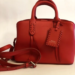 Handväska - En handväska från polo ralph lauren (Mini satchel) nypris 2900 i nyskick bortsett från en liten repa i botten. Skriv vid intresse. Köpare står för frakt men kan även mötas i Stockholm💕