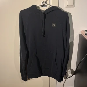 Svart hoodie - Bra skick och knappt använd