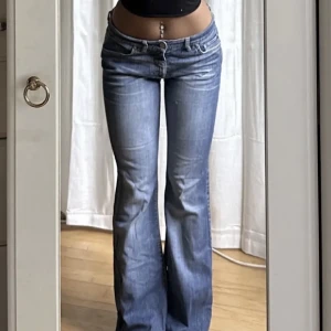 Bootcut jeans  - Säljer dessa vintage jeans från zagora, dom är i ett superfint skick och passar mig som är 160😊Försa bilden är lånad💓skriv för fler bilder!!