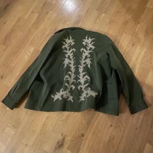 Militärgrön jacka - En tunn jacka med skönt material och fina detaljer från Zara i storlek xs. Använd få gånger