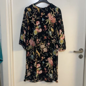 Blommig klänning  - Fin blommig klänning sparsamt använd med trumpet ärm loose fit 