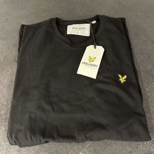 Lyle & scott t-shirt - T-shirt ifrån lyle & scott. Helt ny och oanvänd med lappen kvar! Nypris 400 kr