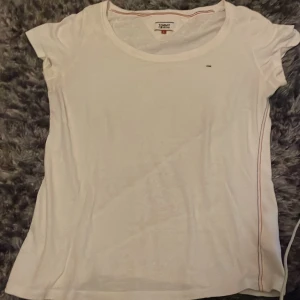Tommy Hilfiger  - Vit Tommy tröja som har används ett par gånger ser ut som ny.