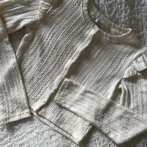 Zara kofta - Nyskick. Inga tecken på användning. Storlek S men anser att den är XS/S. Cremevit.