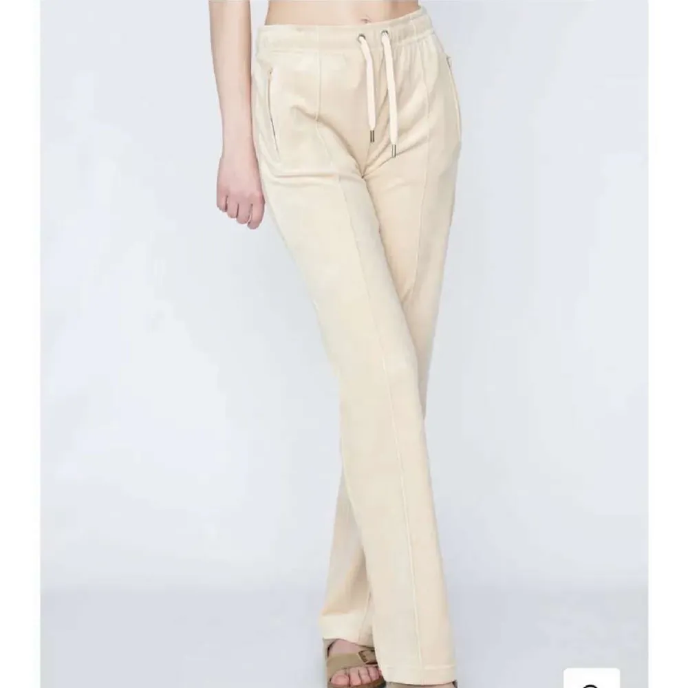 En beige juicy couture byxa som är köpt från johnells för 900 men säljer för 400, pris kan diskuteras. Storlek S. Jeans & Byxor.