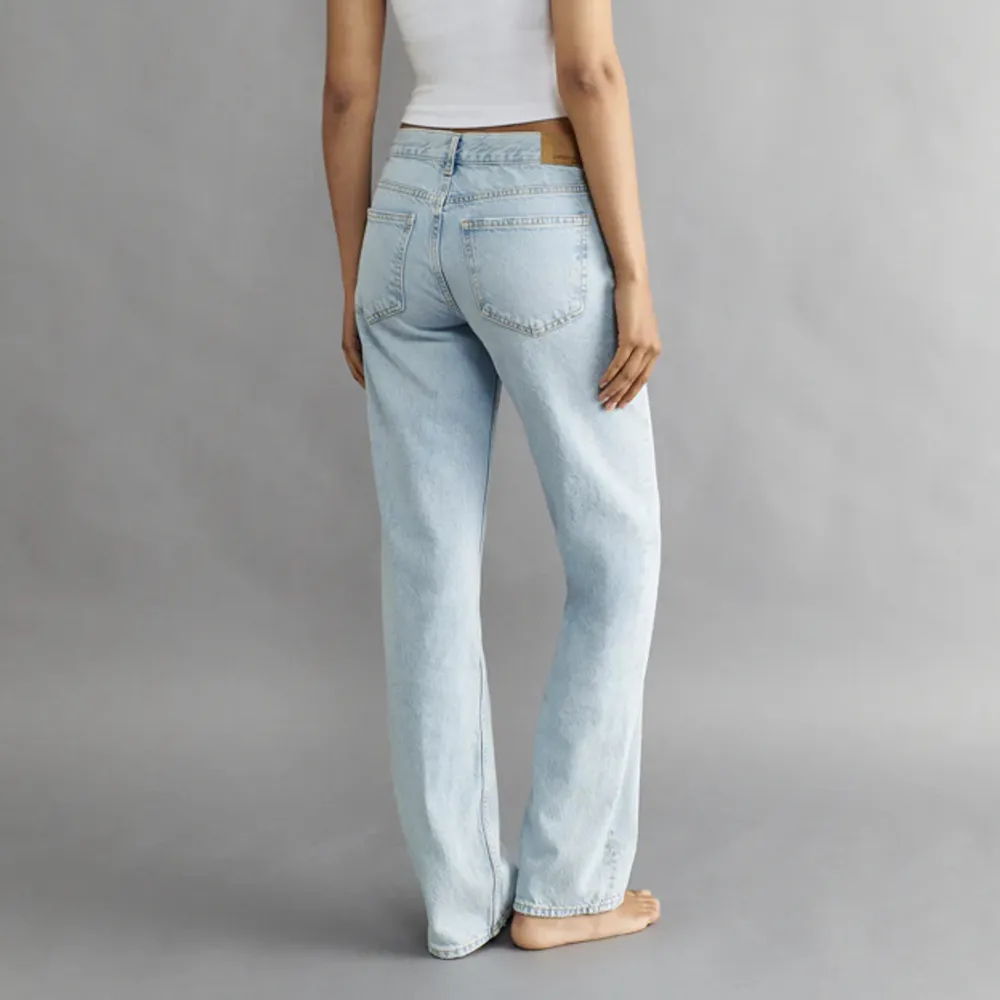 Populära lågmidjade jeans från Gina Tricot i modellen low straight jeans. Jeans & Byxor.