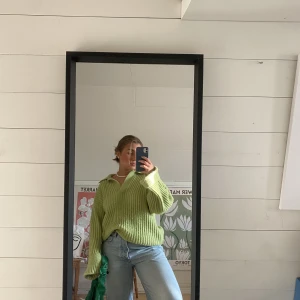 Grön stickad tröja - Grön stickad tröja från zara, så varm och mysig ! Säljer då den ej används, skriv för fler bilder🌸pris är diskuterbart 