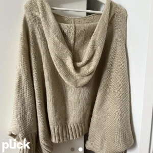 Love Forever med huva - Stickad tröja i kort modell, huva bak. Aldrig använd. 