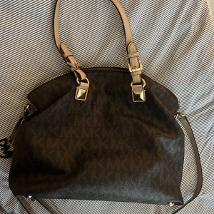 Michael Kors väska  - Äkta Michael Kors väska, kommer med dustbag. Detta har varit min go-to väska super länge men väljer att sälja eftersom jag precis köpt en ny. Väskan är i bra skick, Passar till allt, rymlig och super snygg🎀Skriv för fler bilder!🫶🏻