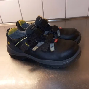 Jalas Arbetskor - NYA - Jalas Arbetskor av mycket bra kvalite. Skorna har stålhätta och har öppningar på sidorna. Passar perfekt för arbete på varma dagar då de är luftiga och väldigt bekväma. Skorna är endast provade inomhus 1gång och i nyskick. Nypris: 1.899:-