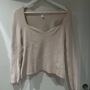 Stickad tröja - Fin stickad tröja från H&M med hjärturringning. I nyskick. Strl M. Kan skickas mit fraktkostnad eller mötas upp☺️