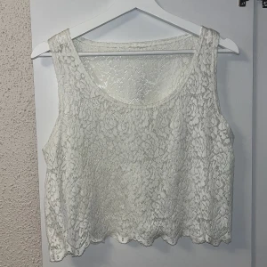 Vit spetstopp från monki🤍 - Söt vit spetstopp från monki!🤍🫶🏻 Det är inte tunnt spetsmaterial, utan det är tjockt fint spetsmaterial (tänk en dyr bordsduk) haha 🩷 Står ingen strl men skulle gissa på S/M! Pris går att diskutera 🤍