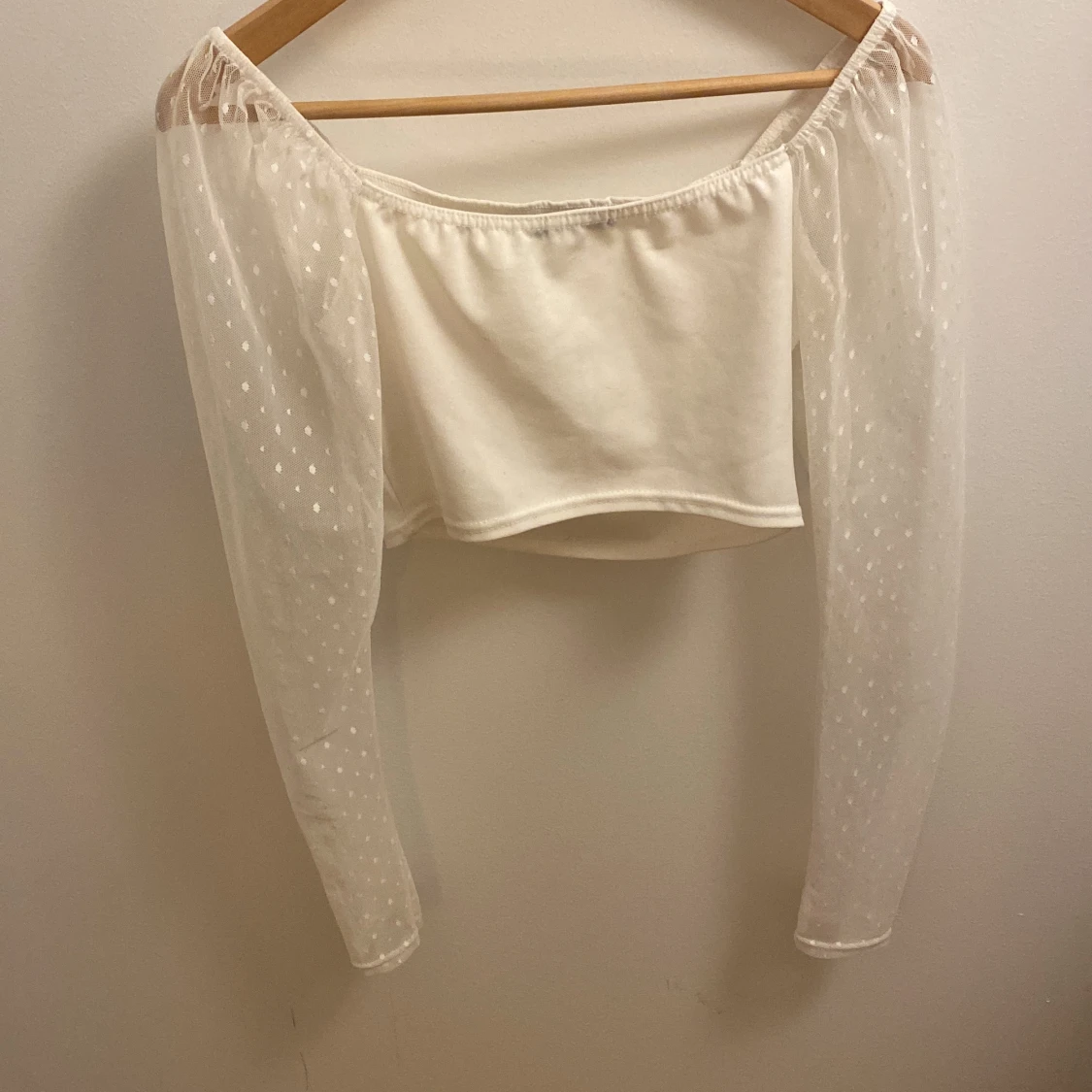 Vit kort tröja med spets arm - 91