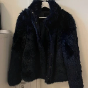 Pälsjacka blå - Super fin pälsjacka i fin mörk blå 
