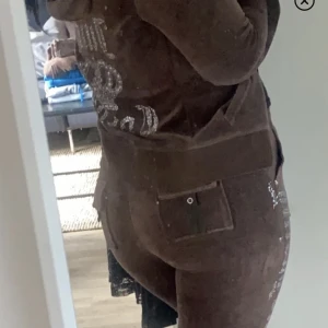 Juicy couture set - Säljer mitt fina sett då det har blivit lite för litet, säljer hela setet för 600, billigare vid snabb affär markerat som xxl men de är små i storleken, ser sitter som en l/m 