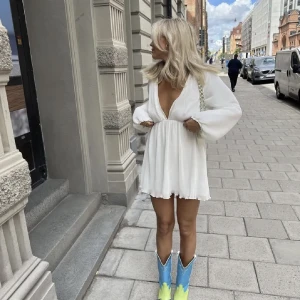 Klänning  - Vit klänning från Lojsan Wallin x Nakd storlek 34, passar även 36🤍 