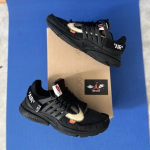 Nike air presto Off-white (black)  - Nike Off-White presto  Size - 44/10 Cond 6.5-7/10 Og all Pris - 4299 inklusive frakt 🚚📦 (ny pris - 12 000kr) pris är förhandlingsbart kom gärna med bud.