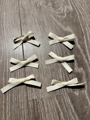 Rosett klämmor - Säljer dessa 6 små rosetter med krokodilklämma. Alla för 39 kr 