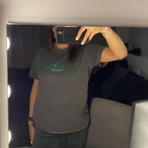 T-shirt med tryck - Prettt little thing - Säljer då den inte kommer till användning, som ny! 🤍 stl xs men sitter som s då den ska vara oversized