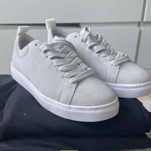 Sneakers - (Bilden är från tidigare ägare❤️) Ett par gråa sneakers från SVEA i storlek 38❤️ dom är helt oanvända, köpta från plick. Säljer pågrund av att dom var för små för mig❤️ skriv om du vill ha bilder på dom, pris kan diskuteras