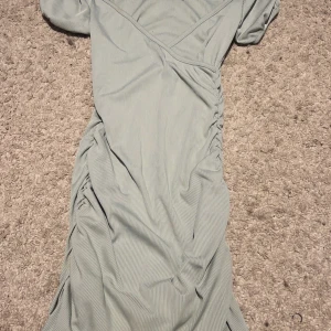 grön klänning  - grön klänning som inte passar mig💗 använt fåtal gånger och tvättas såklart innan jag postar de💗